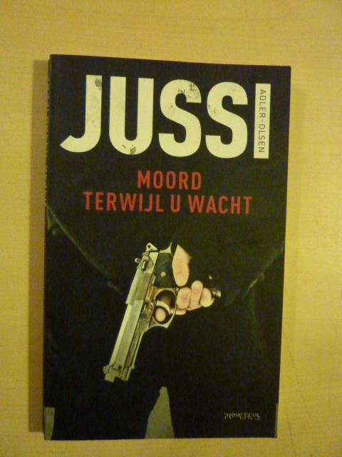 Jussi Adler-Olsen - Moord terwijl u wacht, Boeken, Thrillers, Zo goed als nieuw, Ophalen of Verzenden