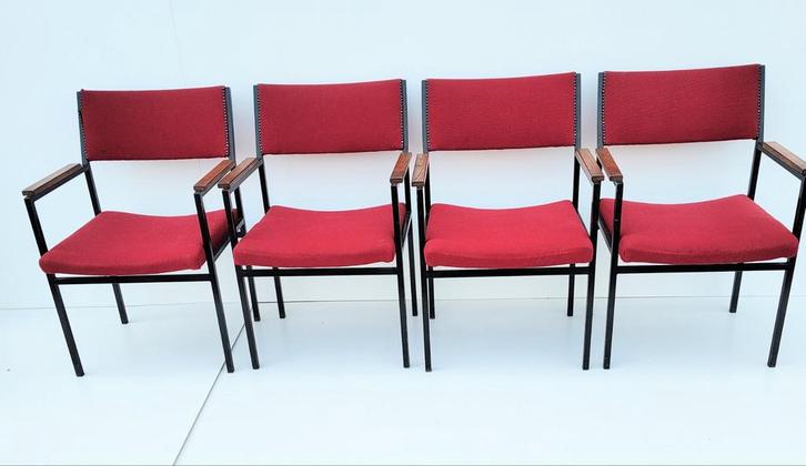 Vintage stoelen, Huis en Inrichting, Stoelen, Gebruikt, Twee, Hout, Metaal, Stof, Overige materialen, Rood, Ophalen of Verzenden