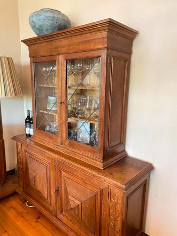 Antieke kast met glas in lood beschikbaar voor biedingen