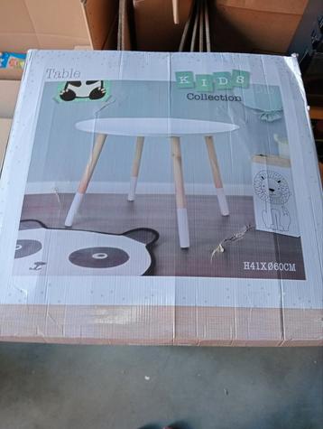 Kinder Tafel Hout ( NIEUW ) beschikbaar voor biedingen
