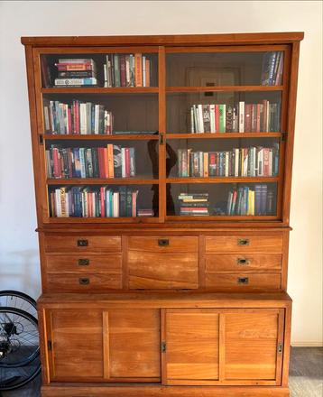 Houten buffet kast met schuifdeuren MOET WEG OCHTEND 8 NOV beschikbaar voor biedingen