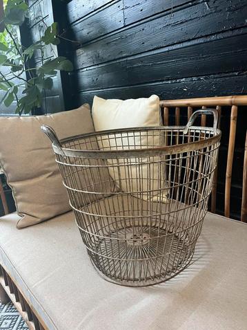 Brocante aardappelmand beschikbaar voor biedingen