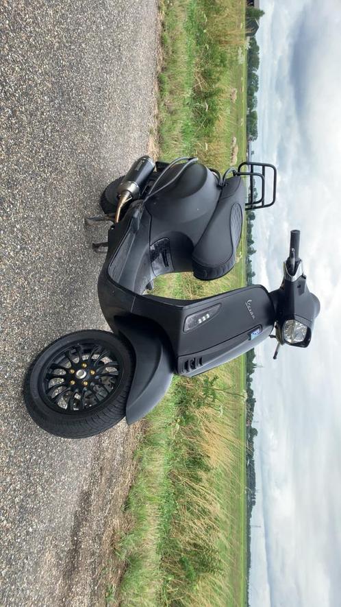 Vespa Sprint Notte 2018 – Akrapovic, Malossi, Carbonn 22K km, Fietsen en Brommers, Scooters | Vespa, Zo goed als nieuw, Vespa S