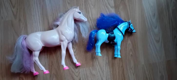 2 speelgoed paarden, Verzamelen, Dierenverzamelingen, Zo goed als nieuw, Beeldje of Figuurtje, Paard, Ophalen of Verzenden
