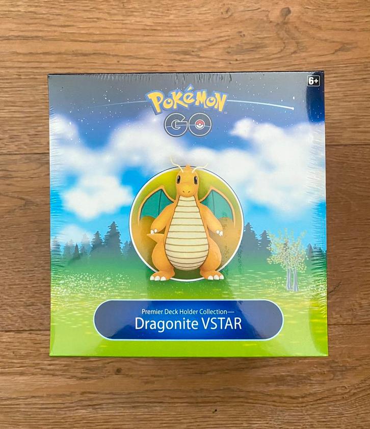 Pokémon TCG - Dragonite VSTAR Premier Deck Holder *SEALED*, Hobby en Vrije tijd, Verzamelkaartspellen | Pokémon, Nieuw, Foil, Ophalen of Verzenden