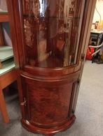 Hoekkast Vitrinekast Mahoniehout met Wortelnoten Nieuw, Huis en Inrichting, Kasten | Vitrinekasten, Zo goed als nieuw, Italië