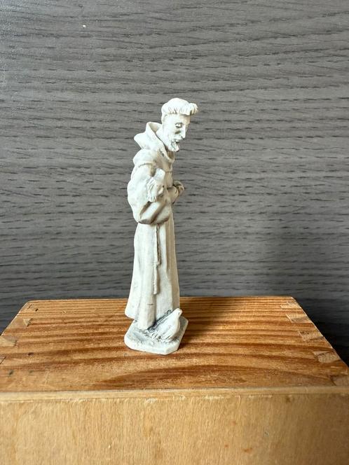 Beeld pater met vogels - hxbxd 6.7x2.2x2cm - kunststof, Verzamelen, Poppenhuizen en Toebehoren, Zo goed als nieuw, Poppenhuis