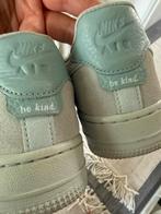 Nike Air Force 1 'Be Kind' - Maat 37,5 orgineel!, Kleding | Dames, Schoenen, Ophalen of Verzenden, Gedragen, Groen, Sneakers of Gympen
