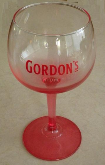 Glazen. 2 Stuks. Prachtige kleur rose. Groot. Hoogte 21 cm.  beschikbaar voor biedingen