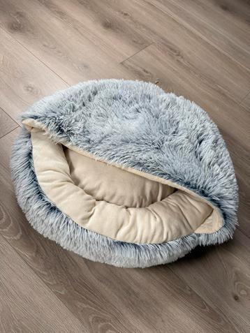 Zacht kattenmandje met kap beschikbaar voor biedingen