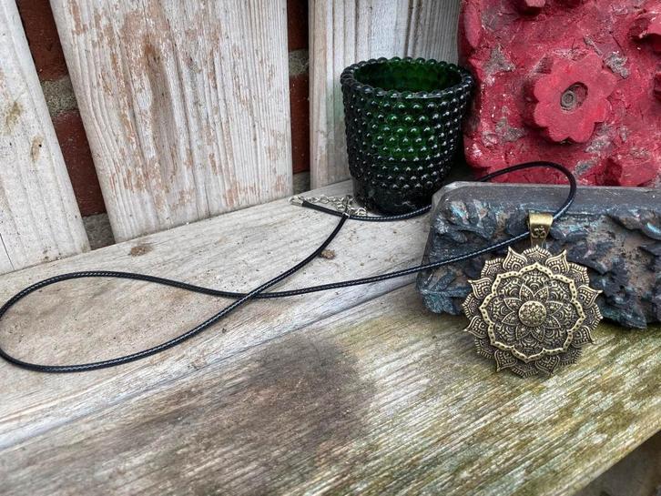 Prachtige bronzen of zilverkleurige mandala amulet ketting., Sieraden, Tassen en Uiterlijk, Kettingen, Nieuw, Overige materialen