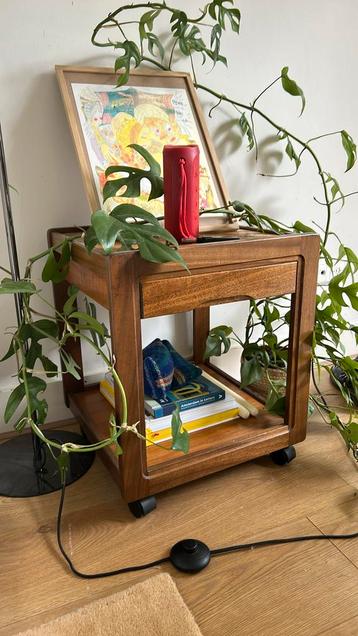 Vintage wooden side table beschikbaar voor biedingen