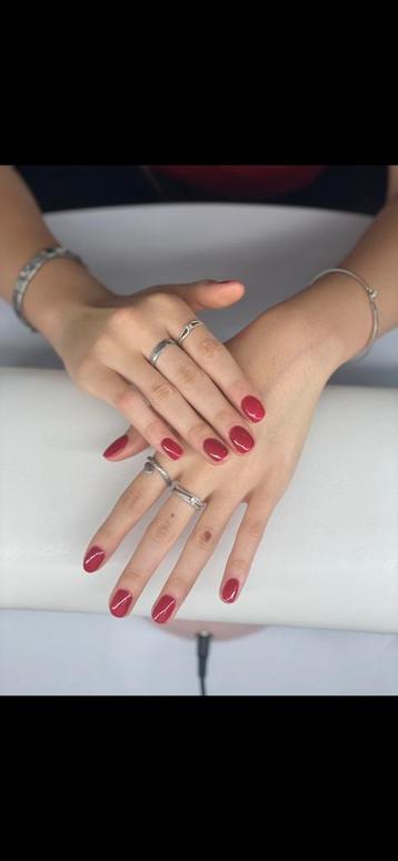 Manicure met gellak beschikbaar voor biedingen