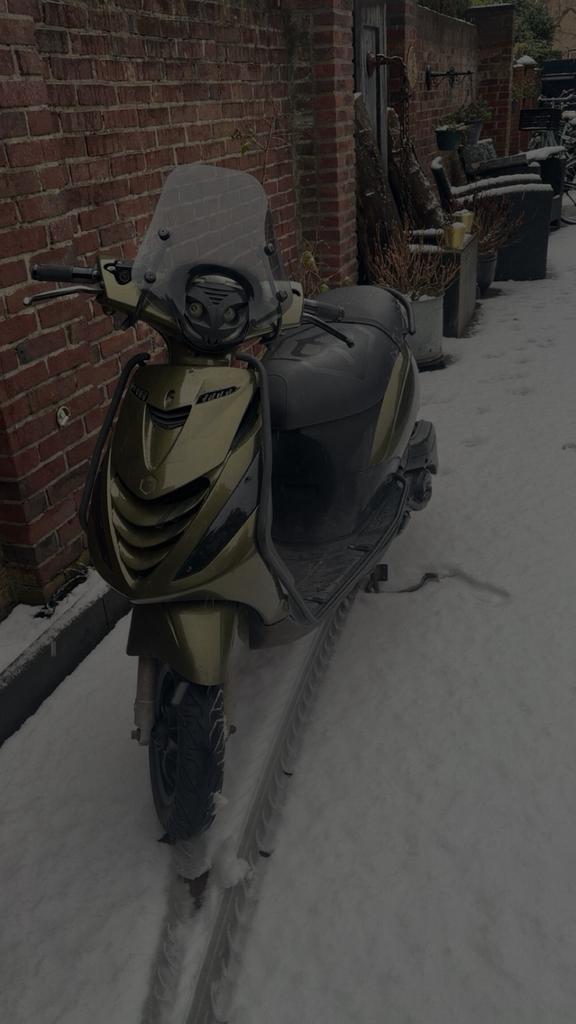 Piaggio zip 4t, Fietsen en Brommers, Scooters | Piaggio, Zo goed als nieuw, Zip, Maximaal 25 km/u, Benzine, Ophalen