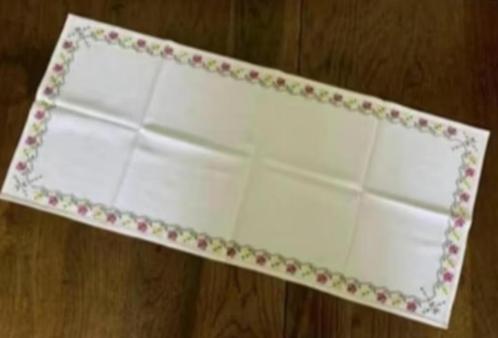 Wit dekservet, tafelloper, tafelkleed, geborduurde bloemen, Huis en Inrichting, Tafelkleden, Zo goed als nieuw, Rechthoek, Binnen