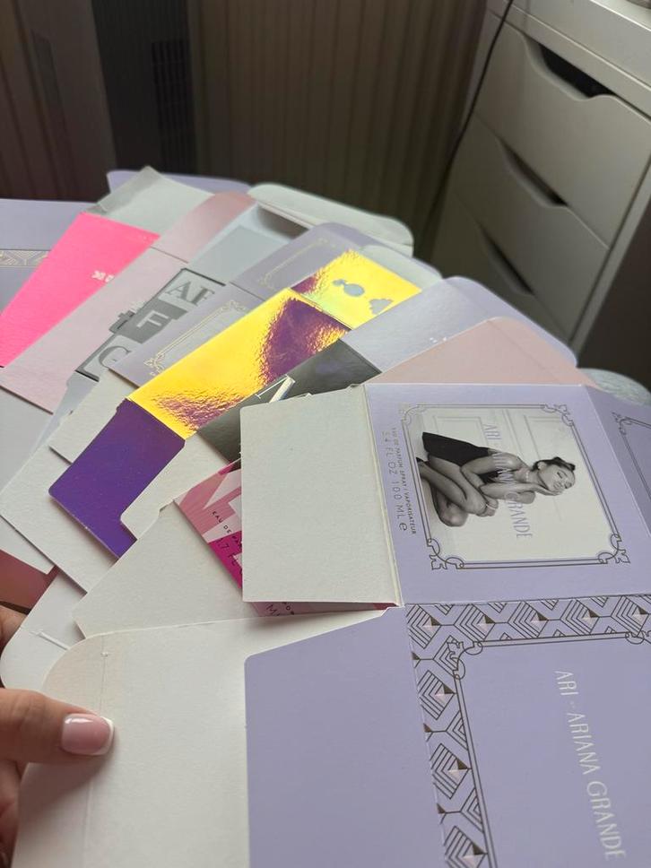 Ariana Grande Parfum Doosjes - Leeg, Sieraden, Tassen en Uiterlijk, Uiterlijk | Parfum, Gebruikt, Ophalen