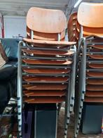 Stapelbare houten stoelen ca 26 stuks, Ophalen