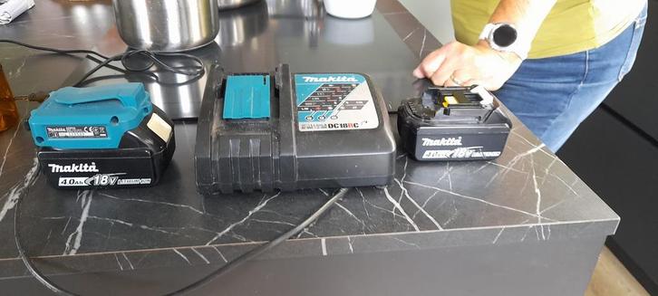 Makita 18V Accu Set: 2x 4.0Ah, Lader & USB Adapter, Audio, Tv en Foto, Accu's en Batterijen, Gebruikt, Oplaadbaar, Ophalen of Verzenden
