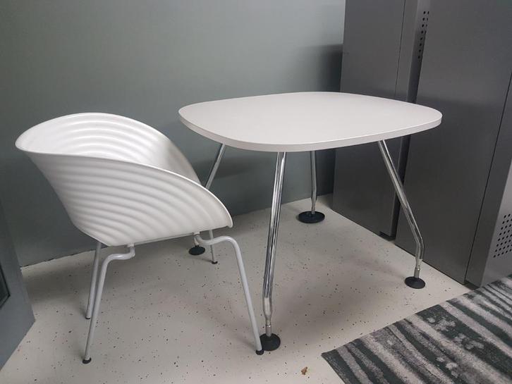 Vitra Ad Hoc tafel  & Vitra Tom Vac stoel, Huis en Inrichting, Tafels | Eettafels, Gebruikt, 50 tot 100 cm, 200 cm of meer, Vier personen