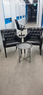 2 nette zwart lederen stoelen met tafeltje., Ophalen, Zo goed als nieuw, Zwart, Twee