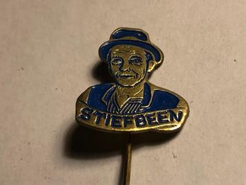 Metalen STIEFBEEN TV-SERIE Speld (Blauw/Messingkleur). beschikbaar voor biedingen