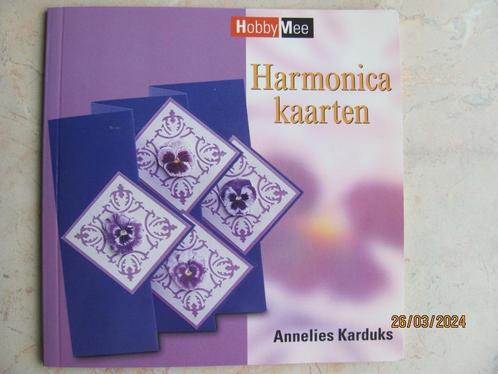 NIEUWSTAAT Hobby Mee HARMONICA Kaarten Annelies Karduks 2003, Boeken, Hobby en Vrije tijd, Zo goed als nieuw, Scrapbooking en Knutselen