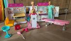 Barbie 2-in-1 Ambulance & Kliniek, inclusief Barbie en Ken, Ophalen of Verzenden, Zo goed als nieuw, Barbie
