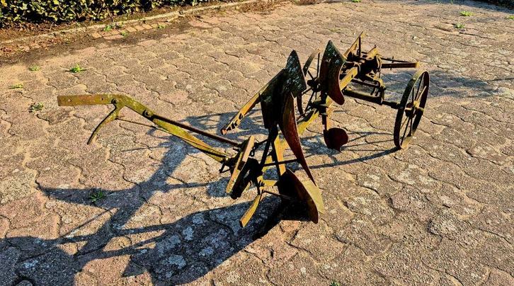 Oude ijzeren handploeg voor paarden ter decoratie, Antiek en Kunst, Antiek | Gereedschap en Instrumenten, Ophalen