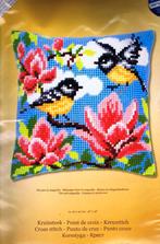 Cado vervaco borduurpakket kussen  meesjes in magnolia, Hobby en Vrije tijd, Borduren en Borduurmachines, Ophalen of Verzenden