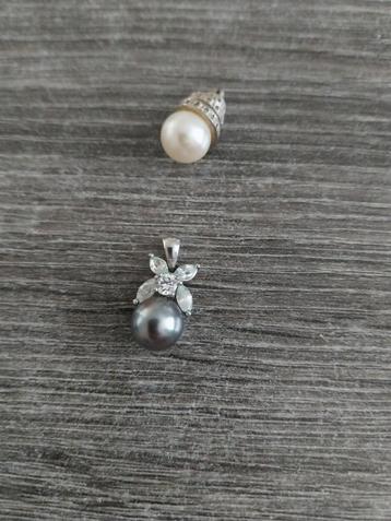 Zilveren hangers met parels en kristallen beschikbaar voor biedingen