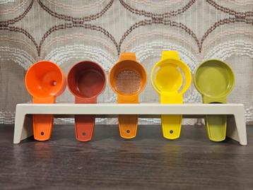Vintage Tupperware keukenhulpjes in houder retro lepels  beschikbaar voor biedingen