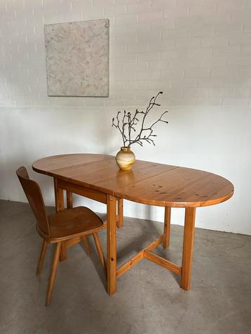Vintage tafel beschikbaar voor biedingen