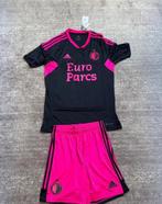 Feyenoord 3e shirt 22/23 met broekje en etiket, Sport en Fitness, Voetbal, Maat S, Ophalen of Verzenden, Nieuw, Shirt