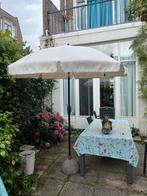 Beige parasol met betonnen voet, Ophalen, Gebruikt, 3 tot 4 meter, Parasolvoet