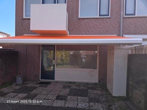 Te koop z.g.a.n zonnescherm, 1 jaar oud, inclusief ab, Tuin en Terras, Zonneschermen, Zo goed als nieuw, Knikarmscherm, Ophalen