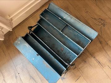 Ijzeren vintage gereedschapskist gereedschap beschikbaar voor biedingen