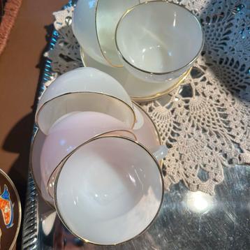 Vintage Kopjes en Schotels opaal  met Gouden Rand beschikbaar voor biedingen