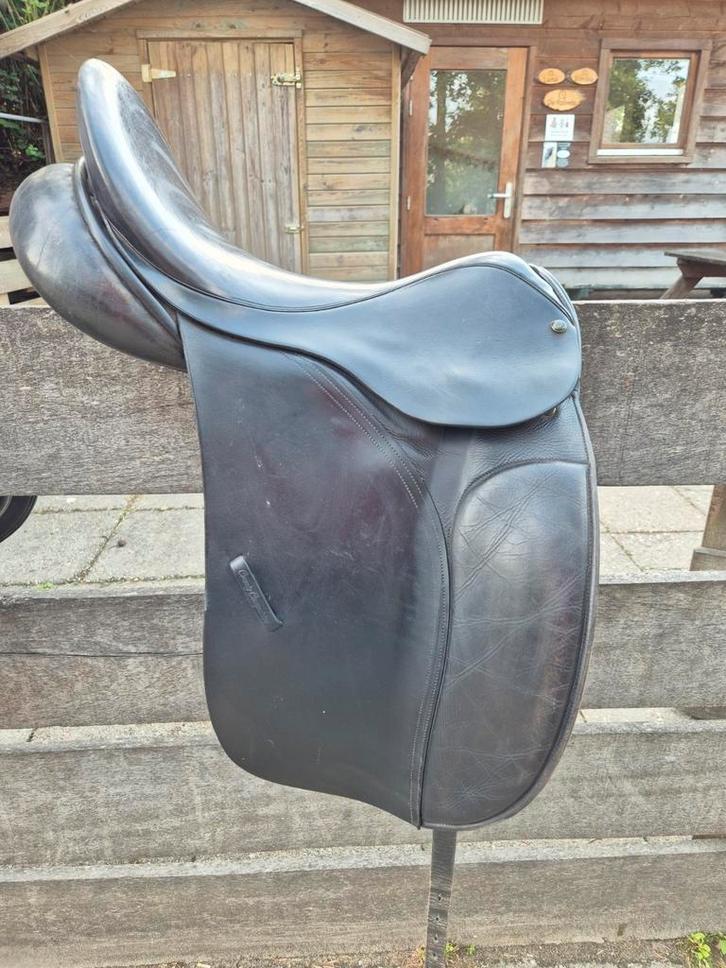 !2 dressuurzadel County Competitor 2000 19 inch M & 17 1/5 W, Dieren en Toebehoren, Paarden en Pony's | Zadels, Zo goed als nieuw