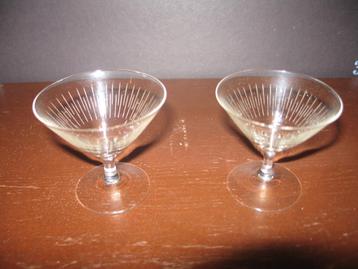 2 antieke kelkglaasjes beschikbaar voor biedingen