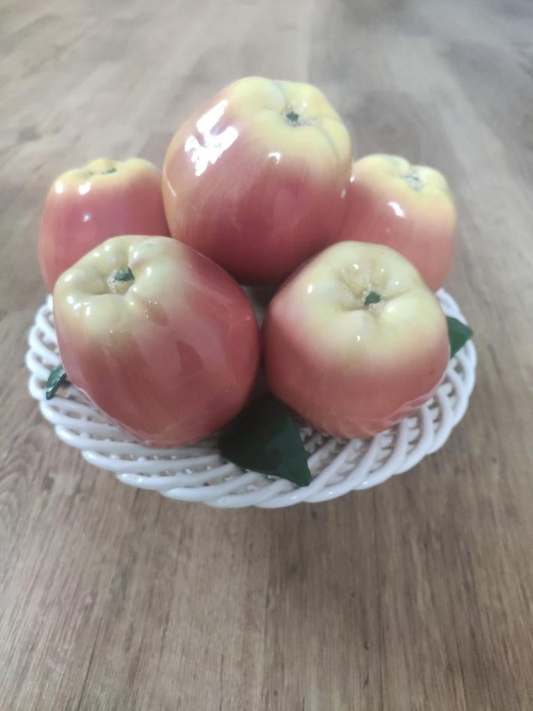 Aardewerk fruitschaal met appels, Huis en Inrichting, Ophalen of Verzenden, Gebruikt, Rond, Steen of Aardewerk