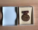DDR Medaille met spange in (wit kunststof)doosje - origineel, Verzamelen, Militaria | Algemeen, Duitsland, Landmacht, Lintje, Medaille of Wings