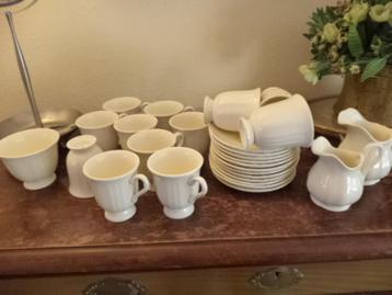 Wedgwood Queen's Plain, 12 kopjes, schaaltje, melk suikerpot beschikbaar voor biedingen