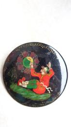 Twee Russische lakbroches, Ophalen