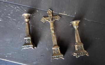 Mooie oude kleine   kruis en kaarshouders  beschikbaar voor biedingen