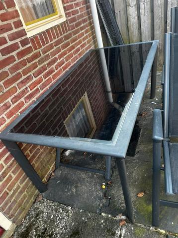 Tuintafel met 6 stoelen en ligbank beschikbaar voor biedingen