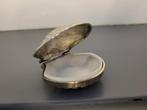Verzilverde schelp pillendoosje, Antiek en Kunst, Curiosa en Brocante, Ophalen of Verzenden