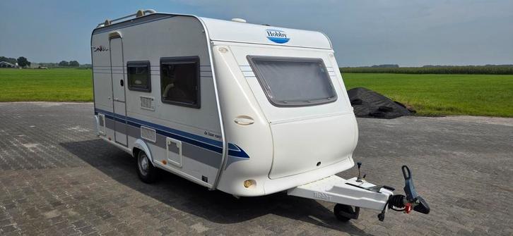 Aangeboden Super Hobby 400 de luxe easy, Caravans en Kamperen, Caravans, Particulier, tot en met 4, 750 - 1000 kg, Treinzit, Hobby