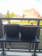 2 ovale stenen bloembakken in de kleur zwart, Ophalen, Zo goed als nieuw, Wicker