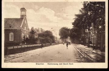 Drachten (Frl.), Stationsweg met Geref. Kerk, tramrails 1933 beschikbaar voor biedingen