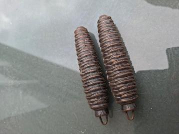 Twee antieke klokgewichten beschikbaar voor biedingen